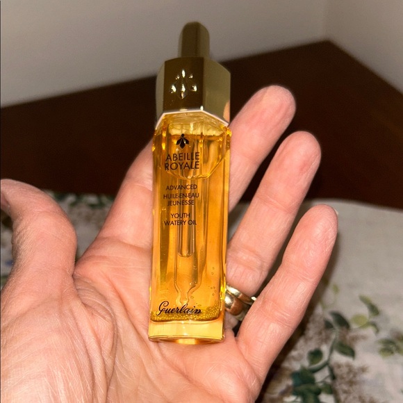 GUERLAIN Abeille Royale Radiant Gold Serum - Picture 3 of 10